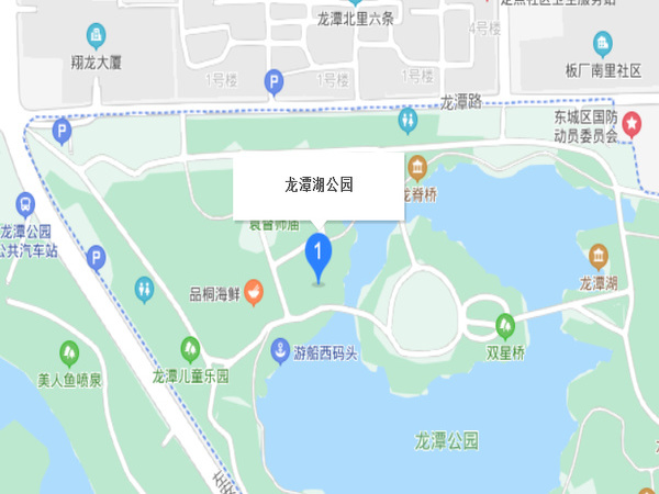 龍?zhí)逗?>龍?zhí)逗?，位于北京市東城區(qū)外城東南隅，龍須溝流經(jīng)此地，故命名為&ldquo;龍?zhí)逗?rdquo;。為古高梁河穿過的地區(qū)，屬海河流域北運河支流通惠河支流護(hù)城河水系。因明圍筑外城墻的窯坑積水形成，中華人民共和國建國后，疏挖成三處湖面，面積44.3萬多平方米，并于1980年代建成大型河湖公園（龍?zhí)逗珗@、北京游樂園、龍?zhí)段骱珗@）。也是南城雨水的調(diào)蓄湖泊</ul></div>
<div   id=